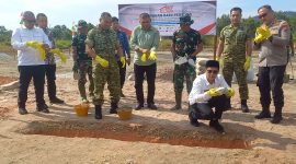 Bupati melakukan peletakan batu pertama pembangunan Gerai dan Gudang Koperasi Merah Putih di Kelurahan Darussalam. FOTO: ricky/kepriheadline.id
