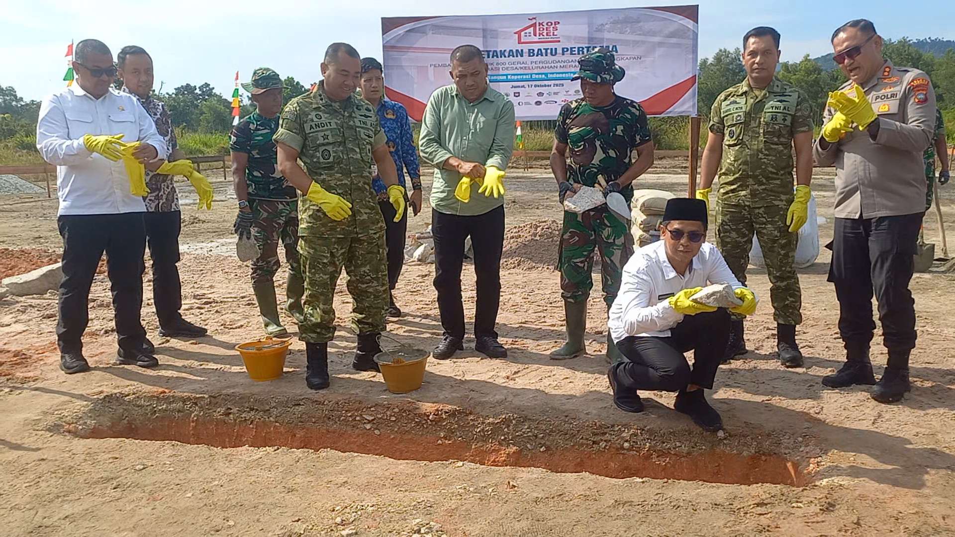 Bupati melakukan peletakan batu pertama pembangunan Gerai dan Gudang Koperasi Merah Putih di Kelurahan Darussalam. FOTO: ricky/kepriheadline.id