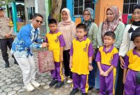 Program Seragam Gratis Mulai Bergulir, Bupati Karimun Turun Langsung ke Sekolah.