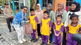 Program Seragam Gratis Mulai Bergulir, Bupati Karimun Turun Langsung ke Sekolah.