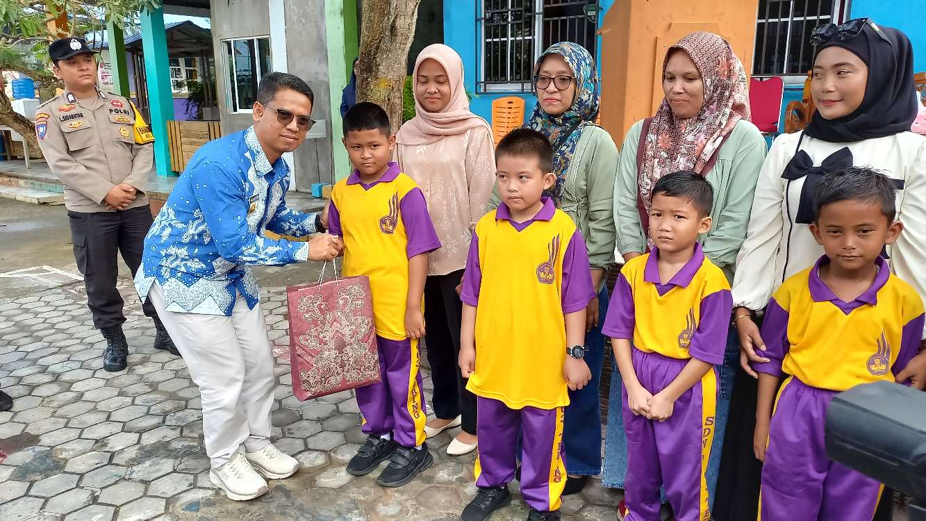 Program Seragam Gratis Mulai Bergulir, Bupati Karimun Turun Langsung ke Sekolah.