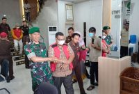 Dua tersangka dugaan korupsi surat tanah di Desa Pangke digiring ke Mobil Tahanan.