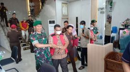 Dua tersangka dugaan korupsi surat tanah di Desa Pangke digiring ke Mobil Tahanan.