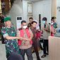 Dua tersangka dugaan korupsi surat tanah di Desa Pangke digiring ke Mobil Tahanan.