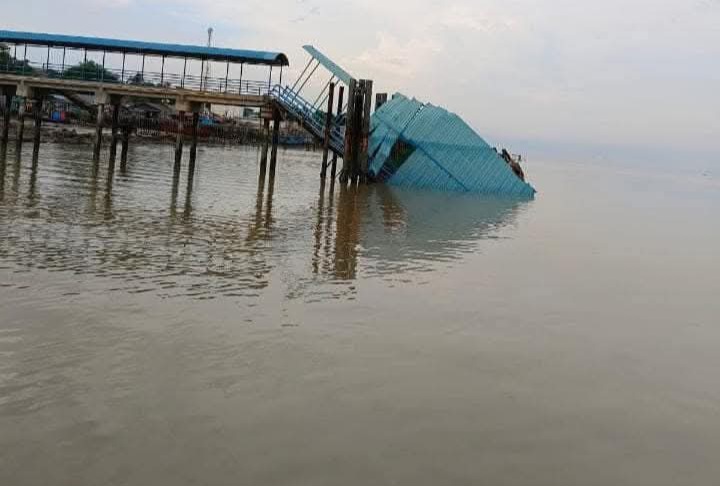 Ponton Dermaga Tanjung Makom Ambruk Diterjang Angin dan Arus Laut Kuat
