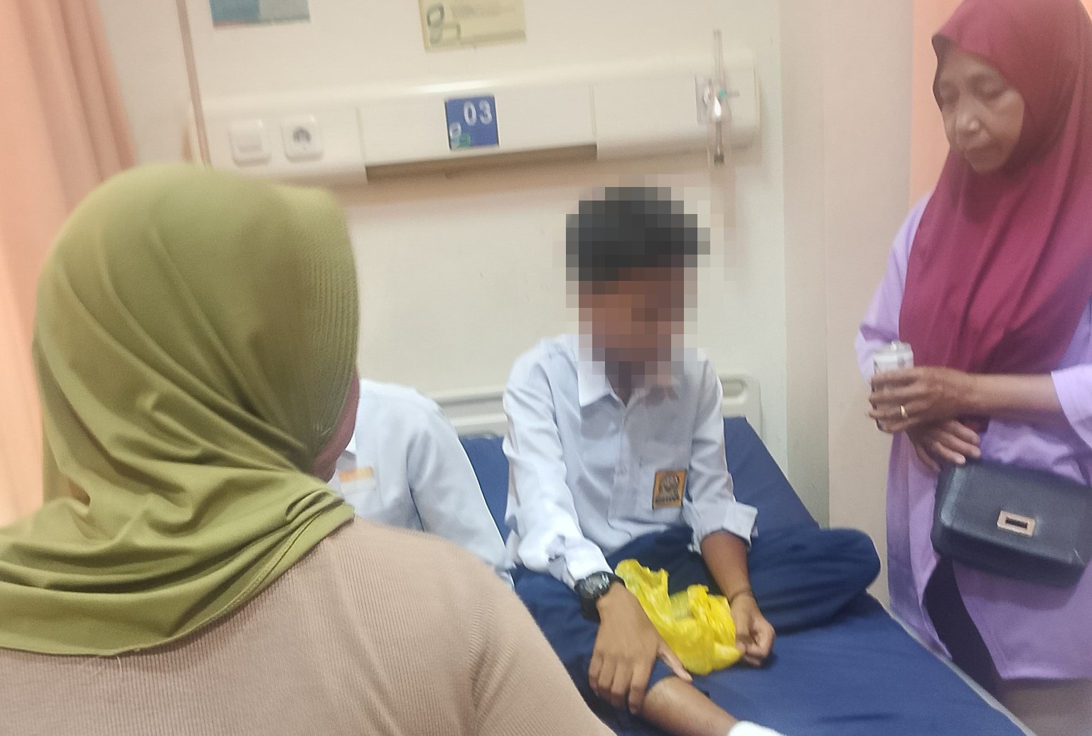 Belasan Siswa SMPN 4 Satu Atap Tebing Dilarikan ke RS Usai Santap Makanan Bergizi Gratis