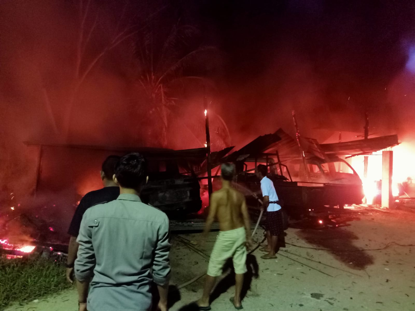 Kebakaran Hanguskan Tiga Mobil dan Satu Motor di Moro, Kerugian Capai Rp 250 Juta