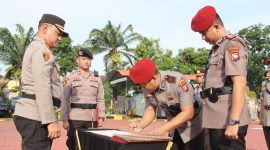 Kapolres Karimun AKBP Robby Topan Manusiwa memimpin Sertijab lima Perwira menengah Polres Karimun. FOTO: Humas Polres Karimun