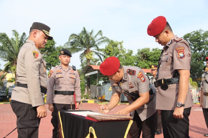Kapolres Karimun AKBP Robby Topan Manusiwa memimpin Sertijab lima Perwira menengah Polres Karimun. FOTO: Humas Polres Karimun