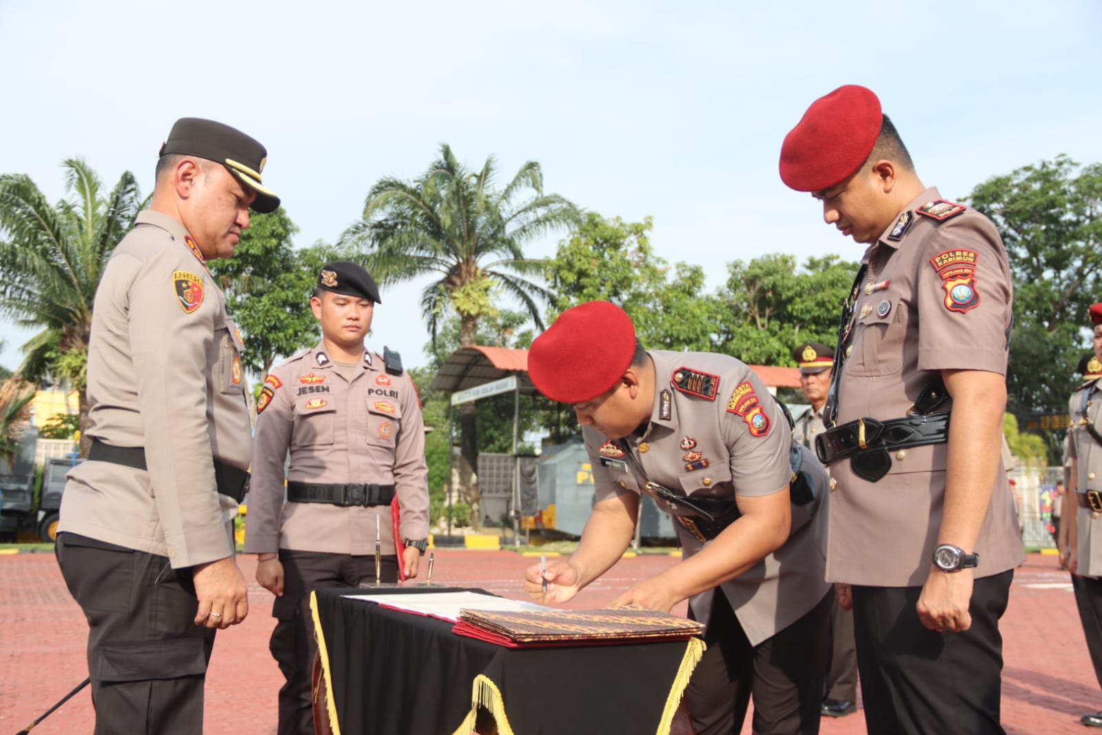Kapolres Karimun AKBP Robby Topan Manusiwa memimpin Sertijab lima Perwira menengah Polres Karimun. FOTO: Humas Polres Karimun