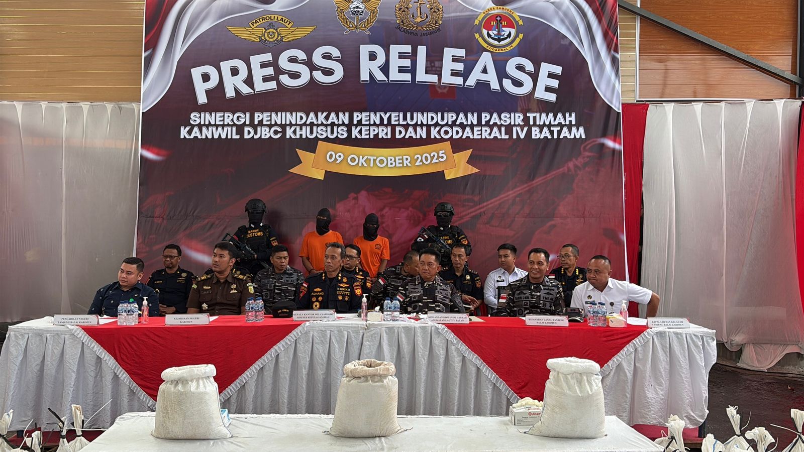 Bea Cukai Kepri dan Kodaeral IV Batam Gagalkan Penyelundupan 25,9 Ton Pasir Timah di Perairan Pengibu