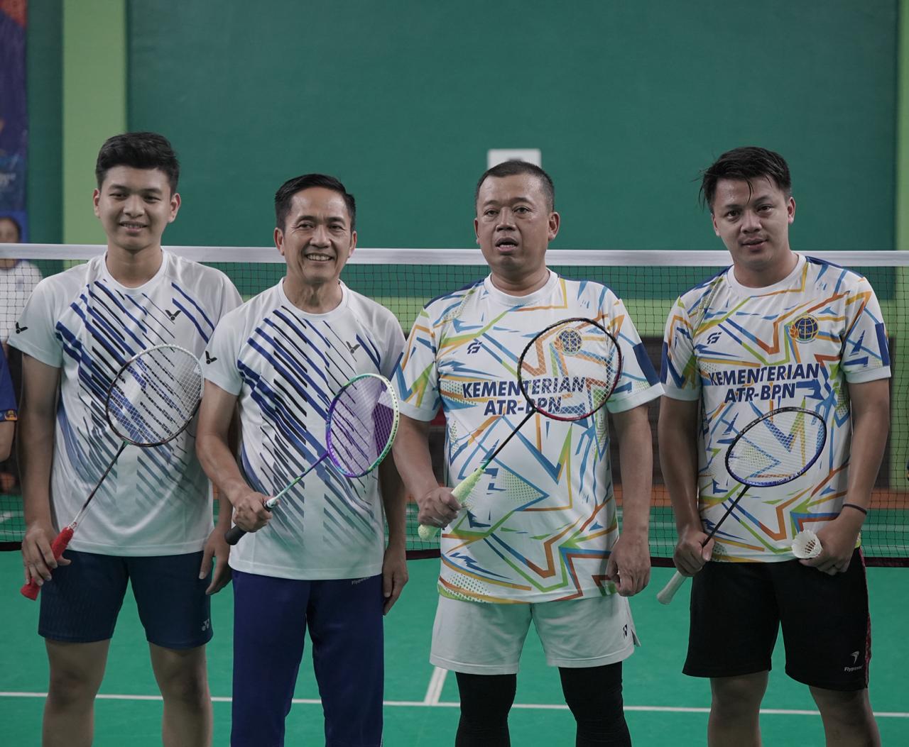 Menteri Nusron dan Wali Kota Palembang Tunjukkan Semangat Sportivitas di Lapangan Bulu Tangkis PORNAS KORPRI XVII