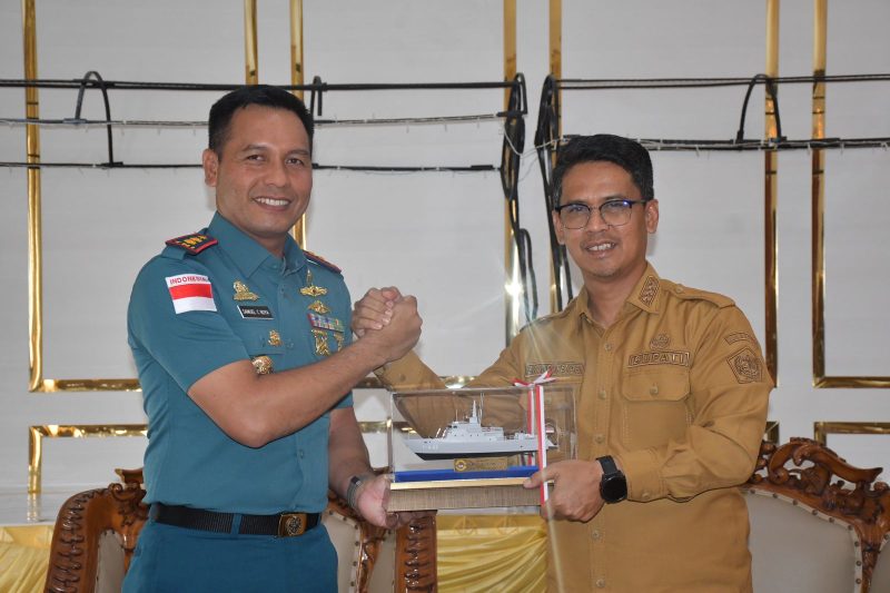 Danlanal Karimun Silaturahmi ke Bupati, Perkuat Sinergi Jaga Keamanan Laut
