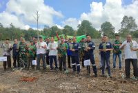 Bersama Kelompok Tani Bina Tani Tailong, PT TIMAH Tbk Tanam Lima Puluh Ribu Bibit Nanas di Kundur