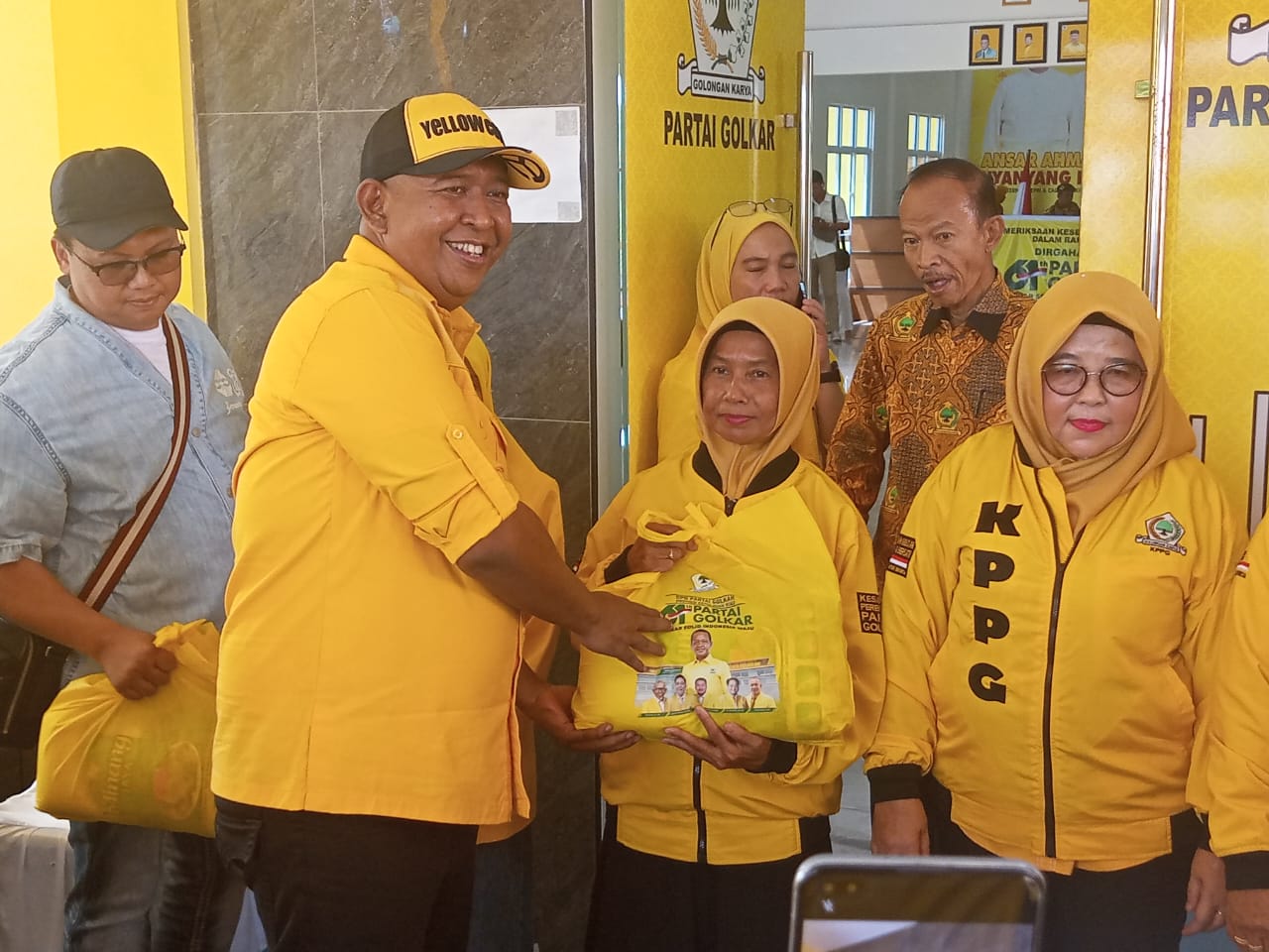 Ribuan Warga Karimun Terima Sembako dan Layanan Kesehatan Gratis di HUT ke-61 Partai Golkar