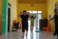 Petugas menyimpan seragam gratis di Gedung PGRI sebelum disalurkan. FOTO: Istimewa