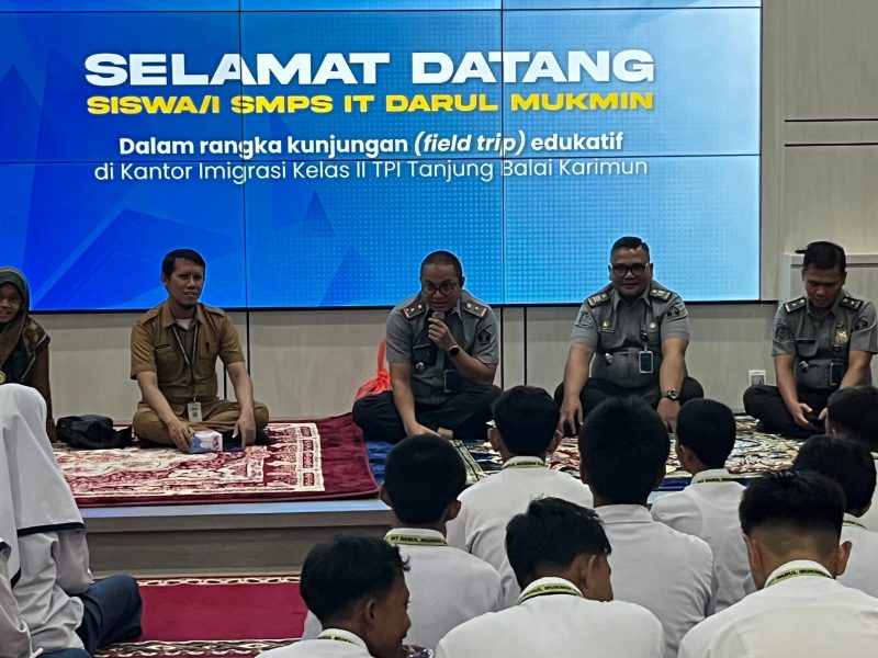 Puluhan Siswa Darul Mukmin Kunjungi Kantor Imigrasi Karimun, Belajar Langsung soal Layanan Keimigrasian
