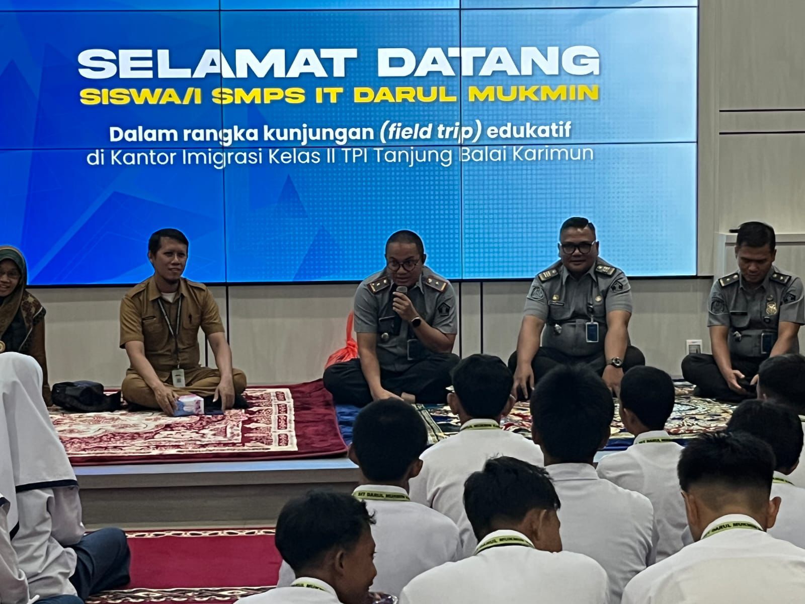 Puluhan Siswa Darul Mukmin Kunjungi Kantor Imigrasi Karimun, Belajar Langsung soal Layanan Keimigrasian