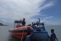 Tim Sar melakukan koordinasi bersama nelayan untuk melakukan proses pencarian terhadap ABK Kapal Jaring Kurau yang hilang.