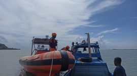 Tim Sar melakukan koordinasi bersama nelayan untuk melakukan proses pencarian terhadap ABK Kapal Jaring Kurau yang hilang.