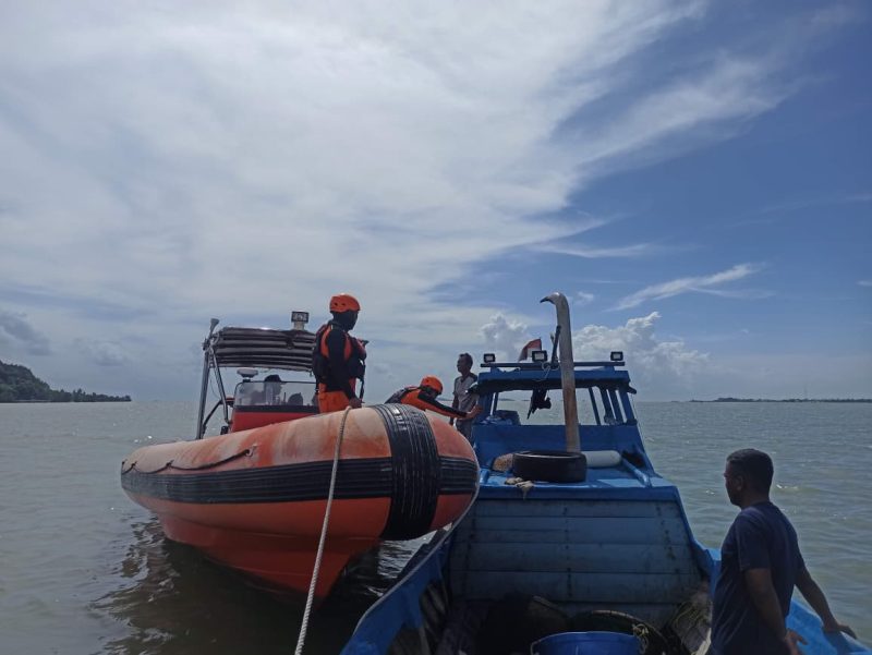 Tim Sar melakukan koordinasi bersama nelayan untuk melakukan proses pencarian terhadap ABK Kapal Jaring Kurau yang hilang.