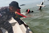 Lanal Tanjung Balai Karimun Evakuasi ABK Kapal Tenggelam di Perairan Moro, Satu Masih Hilang