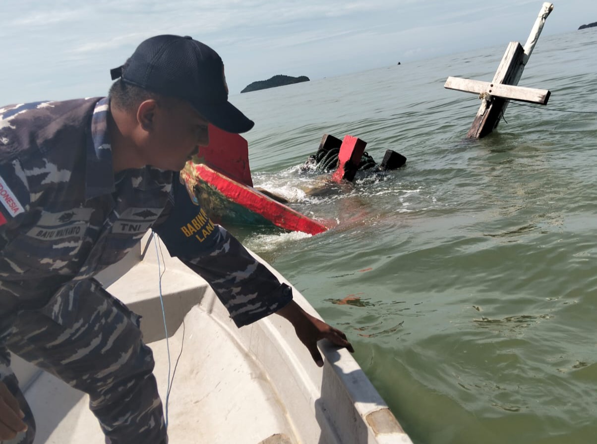 Lanal Tanjung Balai Karimun Evakuasi ABK Kapal Tenggelam di Perairan Moro, Satu Masih Hilang