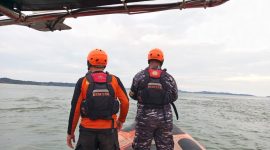 Tim Gabungan SAR melakukan pencarian korban tenggelam di Perairan Pulau Moro