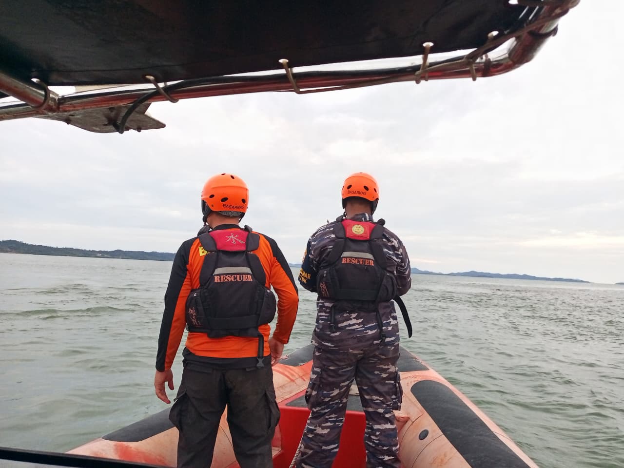 Tim Gabungan SAR melakukan pencarian korban tenggelam di Perairan Pulau Moro
