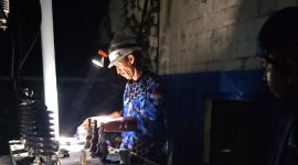 Petugas PLN melakukan pemeriksaan peralatan di PLTD Parit sebagai bagian dari upaya percepatan pemulihan sistem kelistrikan. Dok: PLN Karimun