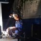 Petugas PLN melakukan pemeriksaan peralatan di PLTD Parit sebagai bagian dari upaya percepatan pemulihan sistem kelistrikan. Dok: PLN Karimun