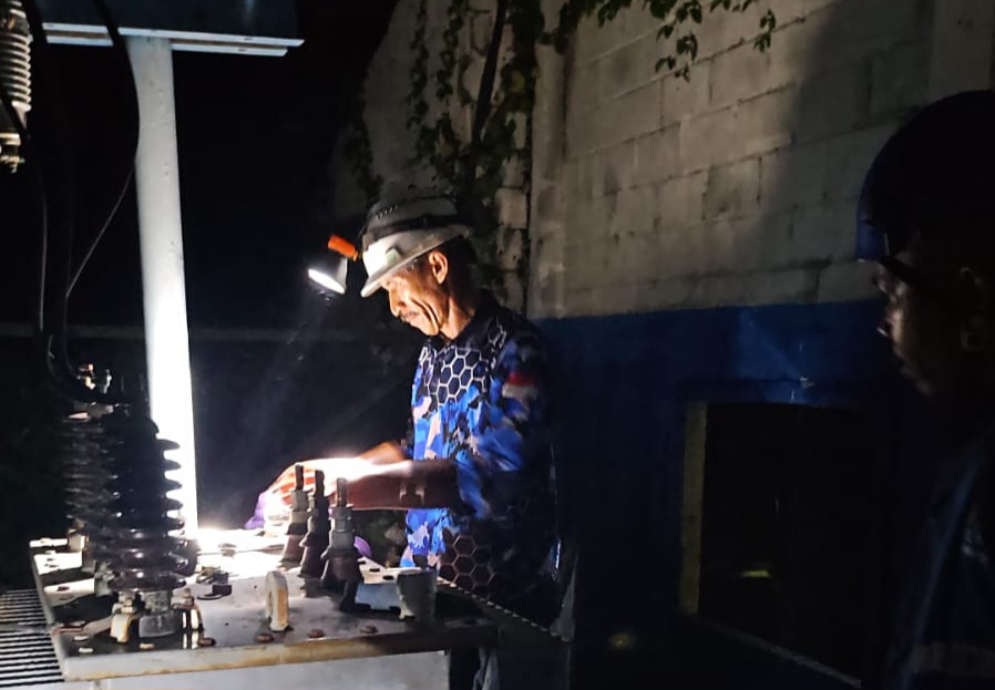Petugas PLN melakukan pemeriksaan peralatan di PLTD Parit sebagai bagian dari upaya percepatan pemulihan sistem kelistrikan. Dok: PLN Karimun