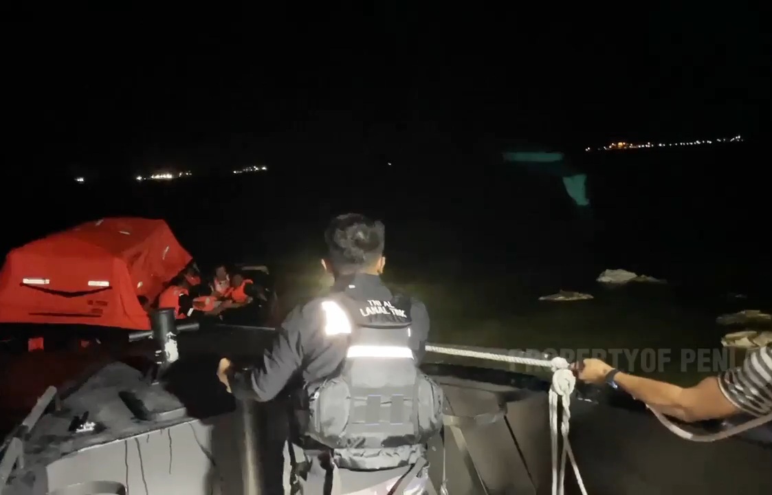 Lanal Tanjungbalai Karimun Evakuasi 20 Awak Kapal KIP EP 3 yang Nyaris Tenggelam di Perairan Pulau Kanipan