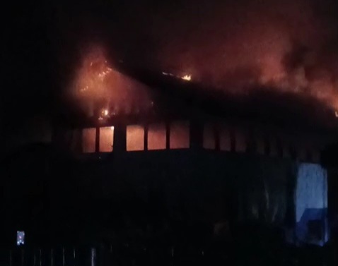 BreakingNews! Kebakaran Hanguskan Gedung Mesin PLN Desa Parit, Listrik Padam Total