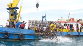 Knalpot Ilegal Disulap Jadi Rumah Ikan, PT TIMAH Tbk dan Ditlantas Polda Babel Tenggelamkan Rumpon di Perairan Rebo 
