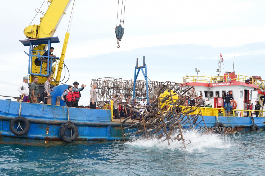 Knalpot Ilegal Disulap Jadi Rumah Ikan, PT TIMAH Tbk dan Ditlantas Polda Babel Tenggelamkan Rumpon di Perairan Rebo 