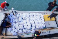 PT TIMAH Tbk Ringankan Beban Warga Penutuk Pasca Bencana Banjir Rob