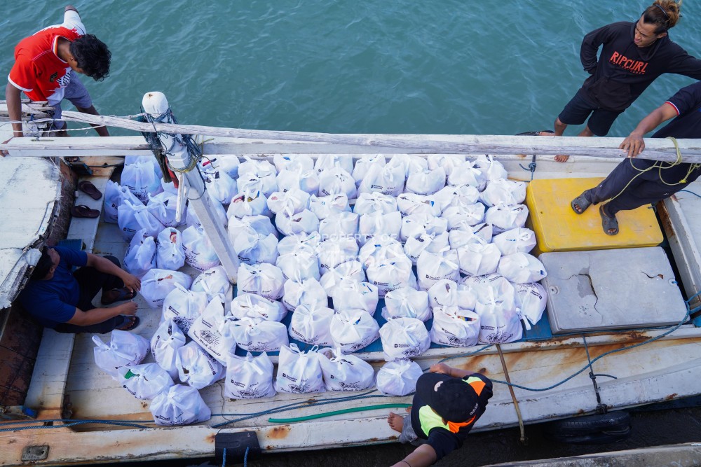 PT TIMAH Tbk Ringankan Beban Warga Penutuk Pasca Bencana Banjir Rob