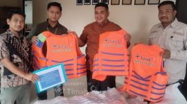 Dukung Keselamatan Nelayan, PT TIMAH Tbk Salurkan Puluhan Life Jacket di Karimun