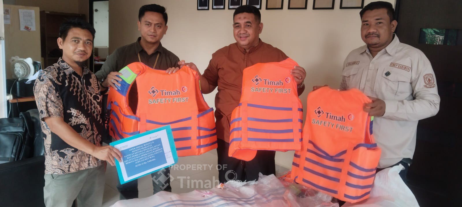 Dukung Keselamatan Nelayan, PT TIMAH Tbk Salurkan Puluhan Life Jacket di Karimun