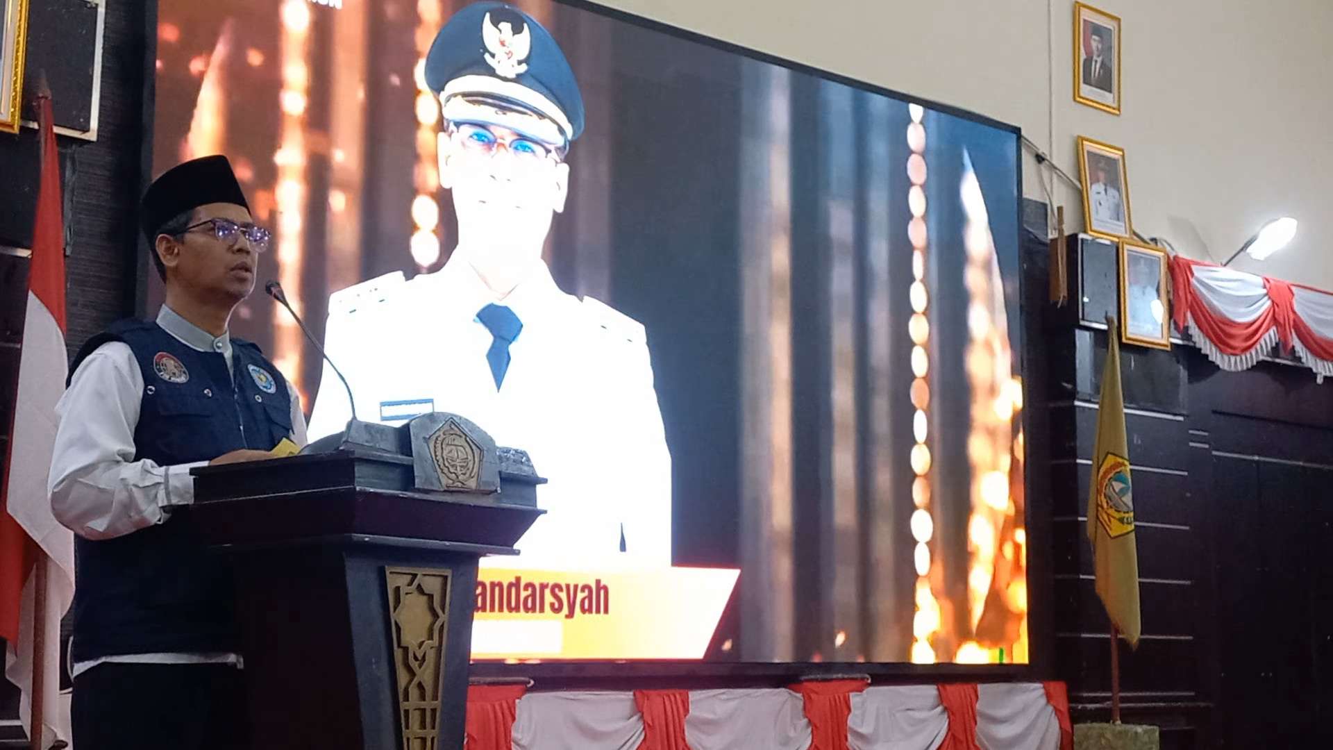 Bupati Karimun Iskandarsyah memberikan sambutan usai melantik Satgas Anti Narkoba Kabupaten Karimun.