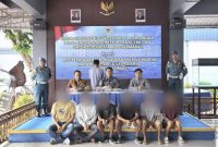 Danlanal Karimun menyerahkan penanganan PMI Ilegal ke Satpolairud Polres Karimun