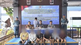Danlanal Karimun menyerahkan penanganan PMI Ilegal ke Satpolairud Polres Karimun