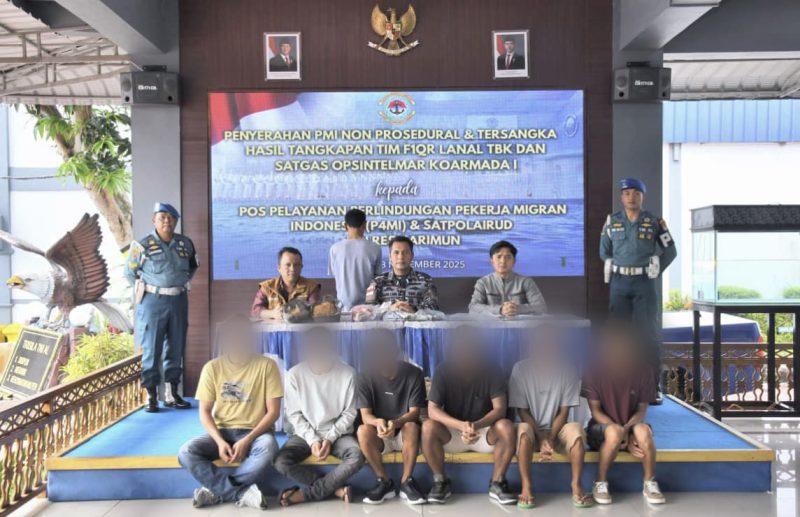 Danlanal Karimun menyerahkan penanganan PMI Ilegal ke Satpolairud Polres Karimun