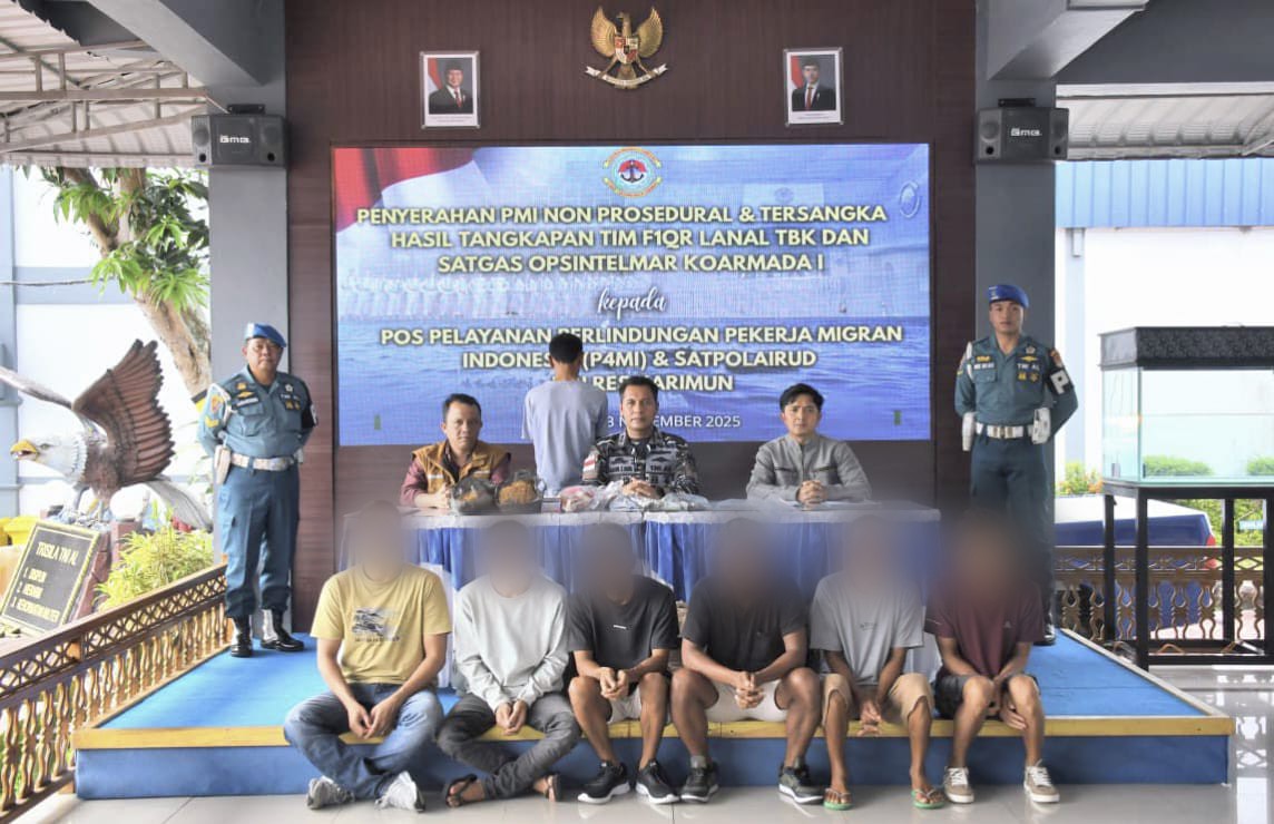 Danlanal Karimun menyerahkan penanganan PMI Ilegal ke Satpolairud Polres Karimun