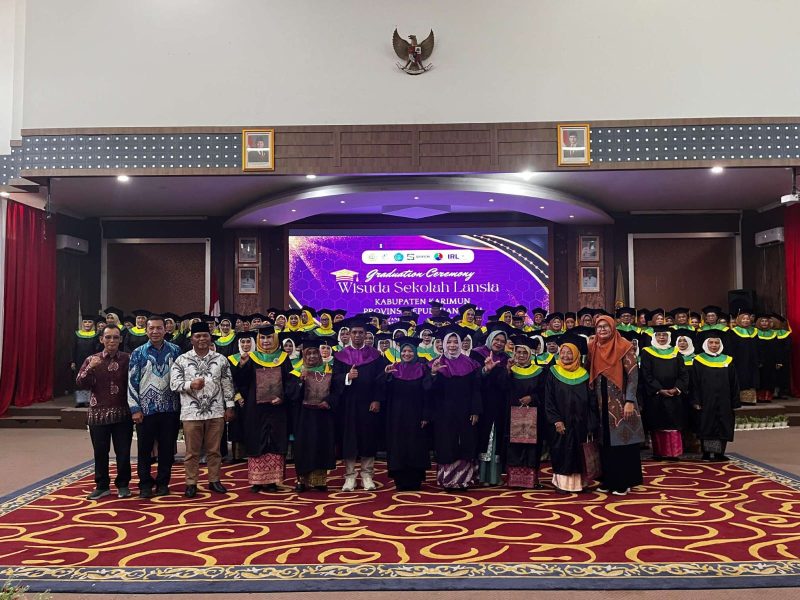 123 Lansia di Karimun Diwisuda, Peserta Tertua Berusia 82 Tahun