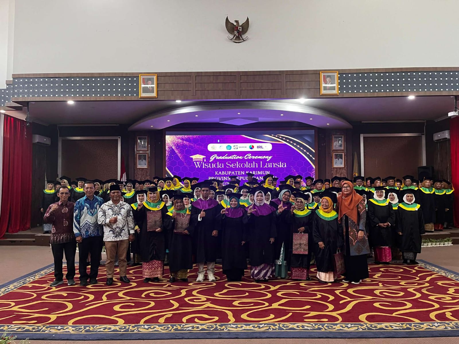 123 Lansia di Karimun Diwisuda, Peserta Tertua Berusia 82 Tahun