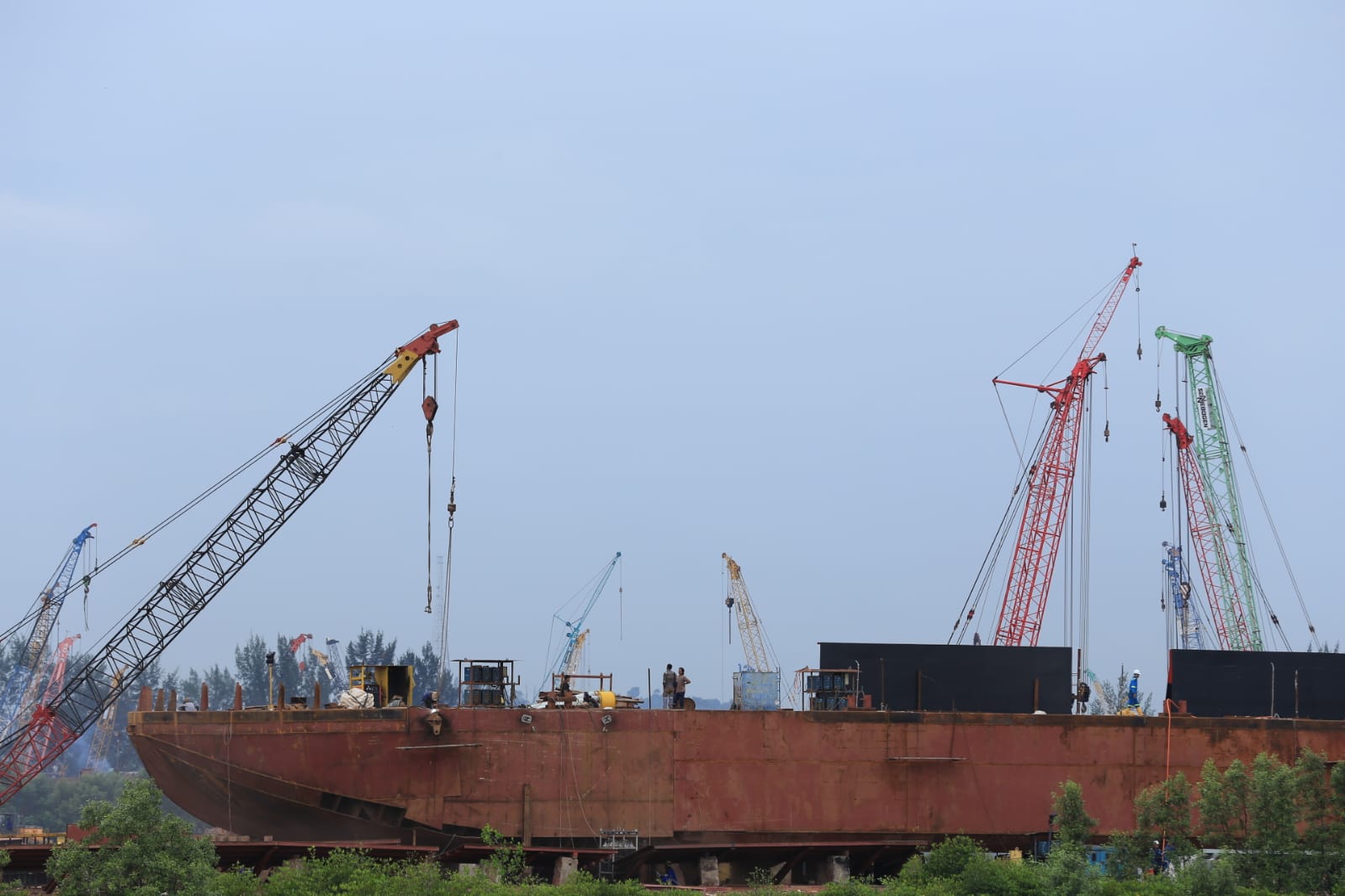 Industri galangan kapal di kawasan Sekupang, Batam. BPS mencatat perekonomian Triwulan III 2025 Kepri tumbuh 7,48 persen, menempatkan Kepri tertinggi di Sumatera dan ketiga nasional. FOTO: Andri/Diskominfo Kepri