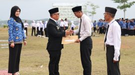 Wagub Nyanyang Haris Pratamura didampingi Kepala BKD Kepri Yeny Trisia Isabella menyerahkan SK kepada perwakilan PPPK Paruh Waktu yang disejalankan dalam peringatan Hari Pahlawan di Kantor Gubernur, Dompak, Tanjungpinang. (Enji/DISKOMINFO KEPRI)