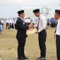Wagub Nyanyang Haris Pratamura didampingi Kepala BKD Kepri Yeny Trisia Isabella menyerahkan SK kepada perwakilan PPPK Paruh Waktu yang disejalankan dalam peringatan Hari Pahlawan di Kantor Gubernur, Dompak, Tanjungpinang. (Enji/DISKOMINFO KEPRI)
